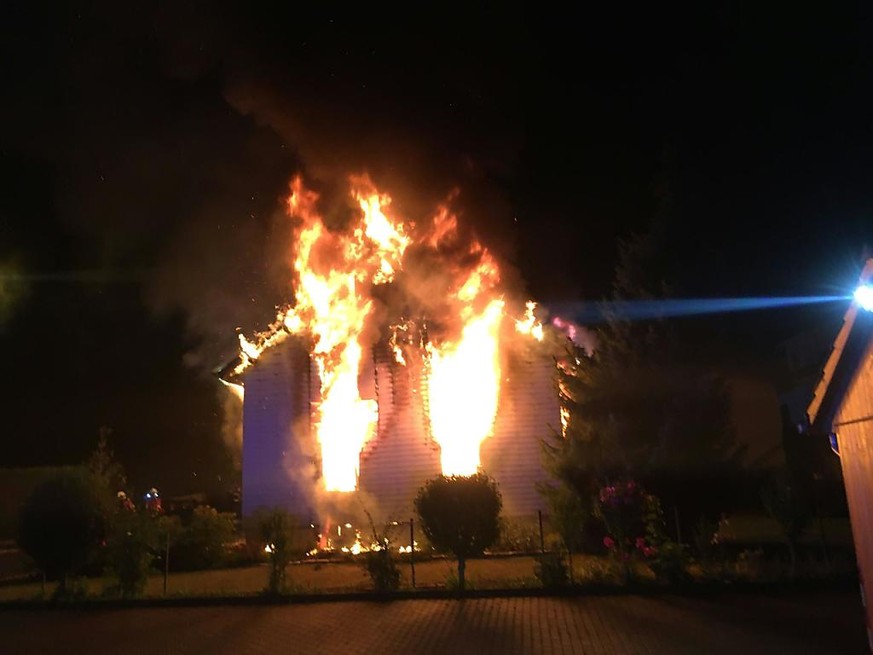 Grossbrand in Zufikon AG: In der Brandruine des Einfamilienhauses wurde eine tote Person aufgefunden.