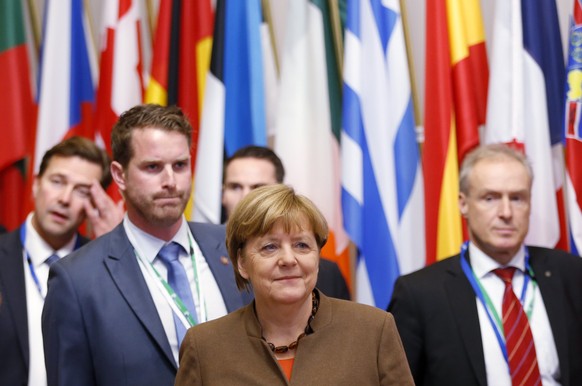 Angela Merkel mit EU-Diplomaten.
