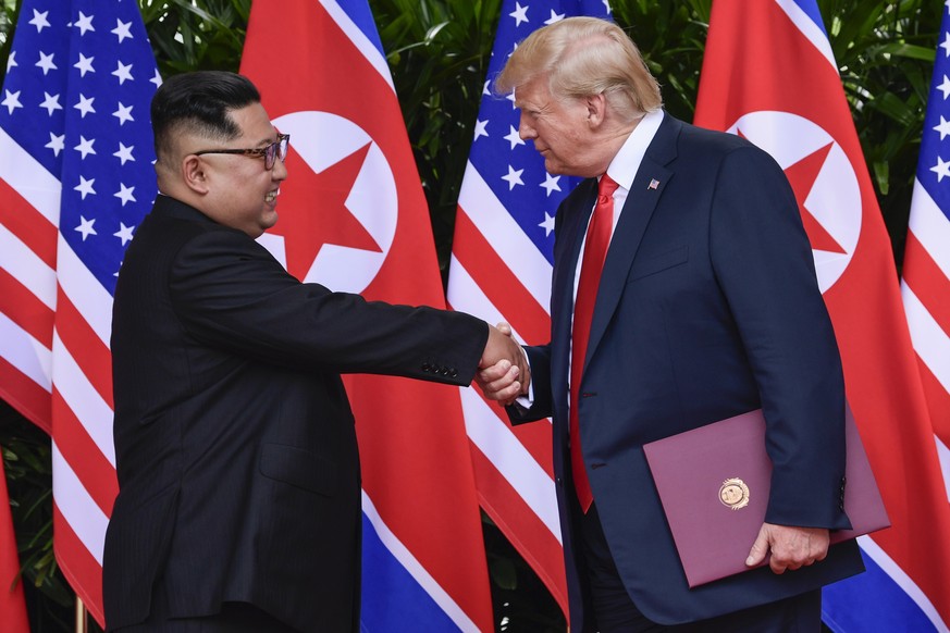 BILDPAKET -- ZUM JAHRESRUECKBLICK 2018 INTERNATIONAL, STELLEN WIR IHNEN HEUTE FOLGENDES BILDMATERIAL ZUR VERFUEGUNG -- North Korea leader Kim Jong Un and U.S. President Donald Trump shake hands at the ...
