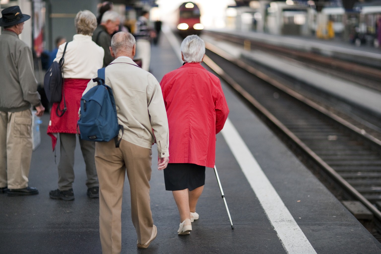 Travelling pensioners walk down a platform in the main train station in Zurich, Switzerland, pictured on September 29, 2009. (KEYSTONE/Gaetan Bally)

Reisende Senioren gehen am 29. September 2009 ein  ...