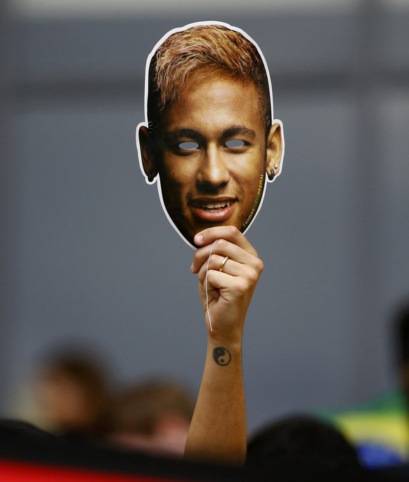 Ein Fan reckt eine Neymar-Maske in die Höhe. Auf, dass die Aura des Superstars den Finaleinzug bringen wird!