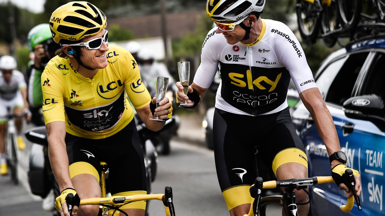 epa06917653 Team Sky rider Geraint Thomas (L) of Britain and Team Sky rider Chris Froome (R) of Britain drink Champagne during the 21st and final stage of the 105th edition of the Tour de France cycli ...