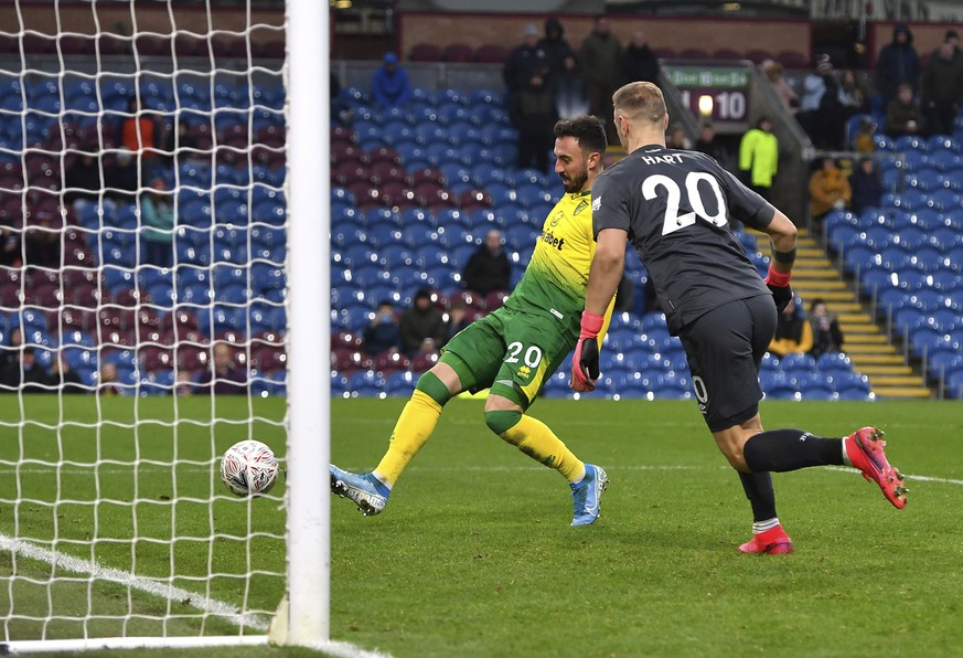 Norwich City&#039;s Josip Drmic scores his side&#039;s second goal of the game during the FA Cup fourth round soccer match between Burnley and Norwich City at Turf Moor, Burnley, England. Saturday Jan ...