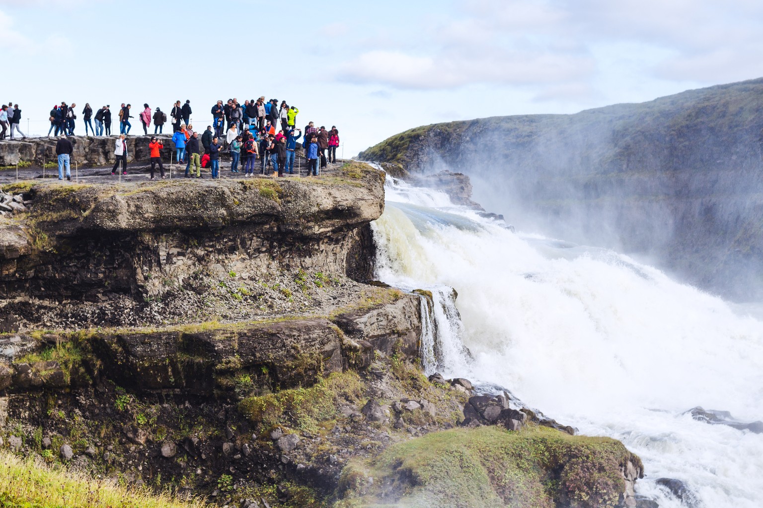 GULLFOSS, ICELAND - SEPTEMBER 6, 2017: people at viewpoint over Gullfoss waterfall. Gullfoss is located in canyon of Olfusa river, it is one of the most popular tourist attractions in Iceland - Bilder