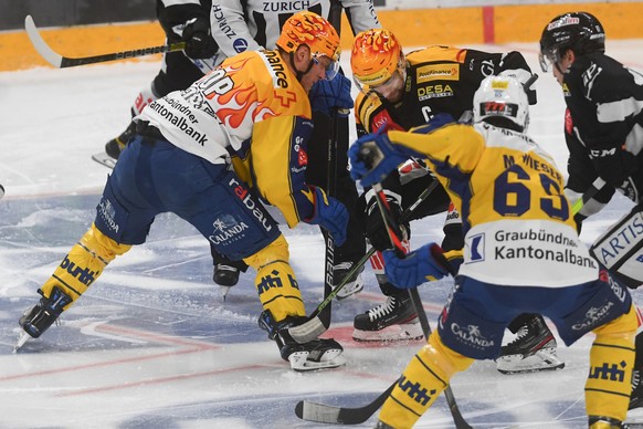 Davos&#039; Top Scorer Enzo Corvi, left, fights for the puck with Lugano&#039;s Top Scorer Mark Arcobello, during the match of National League A (NLA) Swiss Championship between HC Lugano and HC Davos ...
