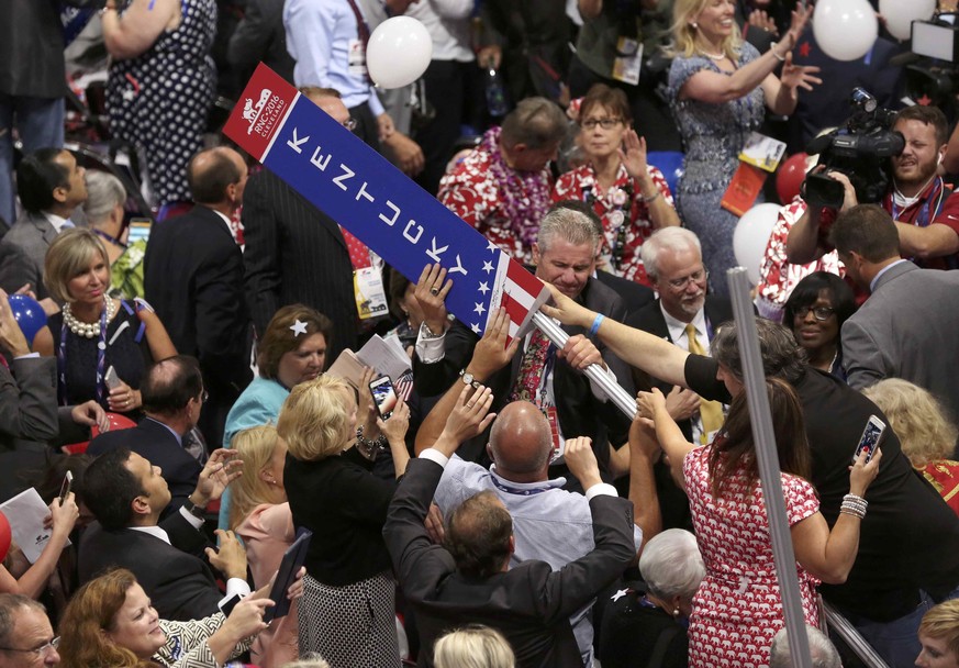 Delegates take down a Kentucky sign after final session of the Republican National Convention in Cleveland, Ohio, U.S., July 21 2016. REUTERS/Carlo Allegri