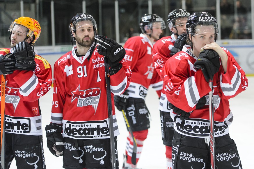 Deception des joueurs valaisans apres la prolongation, lors du 5eme match des 1/2 finale de playoff du championnat suisse de hockey sur glace LNB, entre le HC Red Ice Martigny et le EHC Olten ce mardi ...