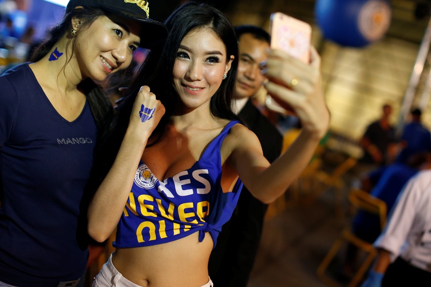 Auch in Bangkok – der Heimat des Leicester-Bosses – verfolgen die Fans die Partie auf Grossleinwand.