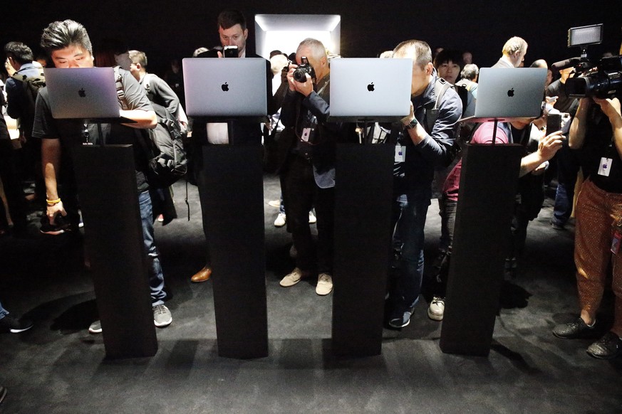 epa05606224 Visitors inspect MacBook computers in a demo room following the announcement of new products at the Apple Headquarters in Cupertino, California, USA, 27 October 2016. EPA/TONY AVELAR