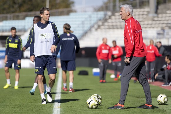 epa07905361 Switzerland&#039;s national soccer team head coach Vladimir Petkovic, right, speaks with defender Stephan Lichtsteiner, left, during a training before the upcoming UEFA Euro 2020 qualifyin ...