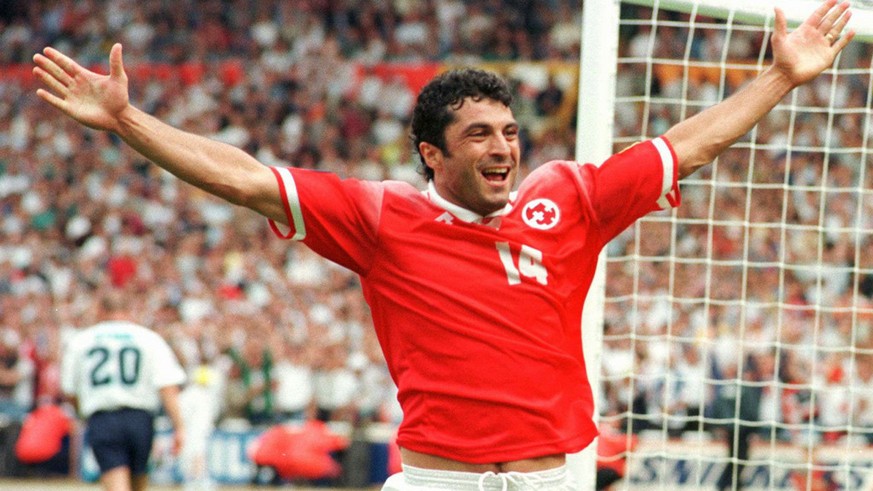 Kubilay Türkyilmaz erzielt gegen England den Ausgleich. Sein Penaltytor ist der erste Schweizer Treffer an einer EM überhaupt – und bleibt der einzige 1996.
