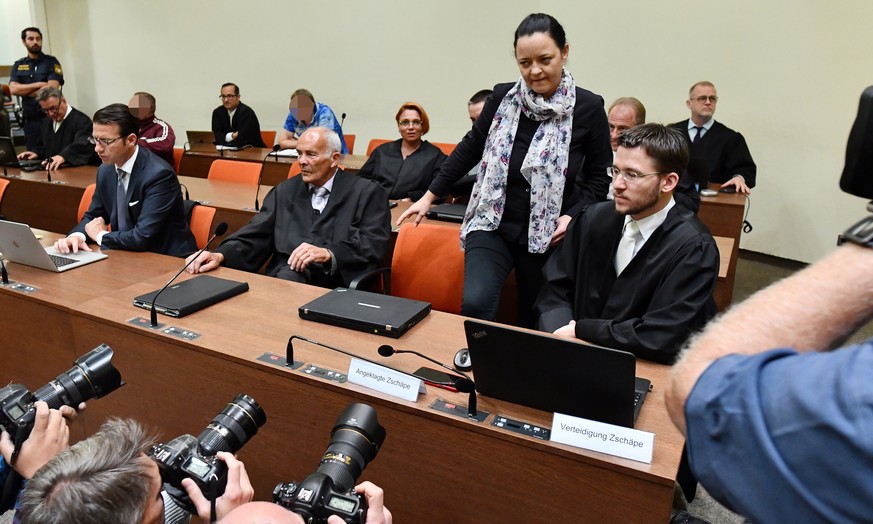 epa06860157 Defendants Beate Zschaepe, Andre E. (2nd row, 2-R) and Holger G. (3rd row, 2-L) wait for the start of the 437th day of the NSU trial at the higher regional court (Oberlandesgericht, OLG) i ...