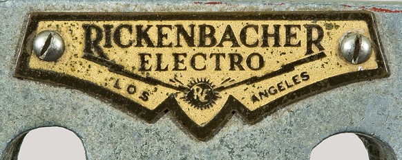 Das Schild, das fortan jede Gitarre des Schweizers zierte. Später benannte er sich in «Rickenbacker» um, angeblich, um vom Ruhm seines berühmten Cousins profitieren zu können, dem «Ace of Aces», der i ...