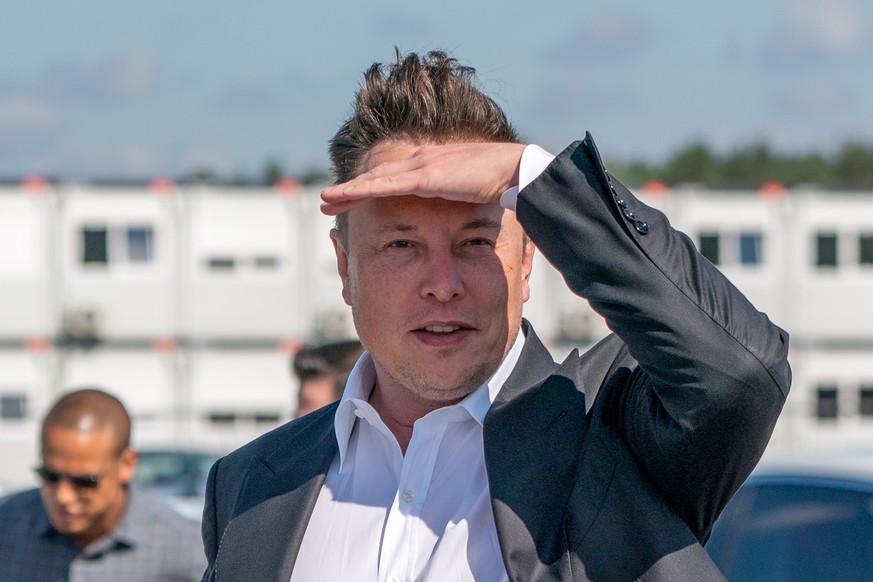 epaselect epa08643388 Tesla and SpaceX CEO Elon Musk arrives for a statement at the construction site of the Tesla Giga Factory in Gruenheide near Berlin, Germany, 03 September 2020. Musk visited the  ...