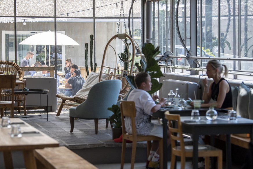 Leute essen im Innenbereich eines Restaurants in Lugano, am Montag 31. Mai 2021. Ab heute duerfen die Restaurants auch die Tische im Innern wieder besetzen. (KEYSTONE/Ti-Press/Pablo Gianinazzi)