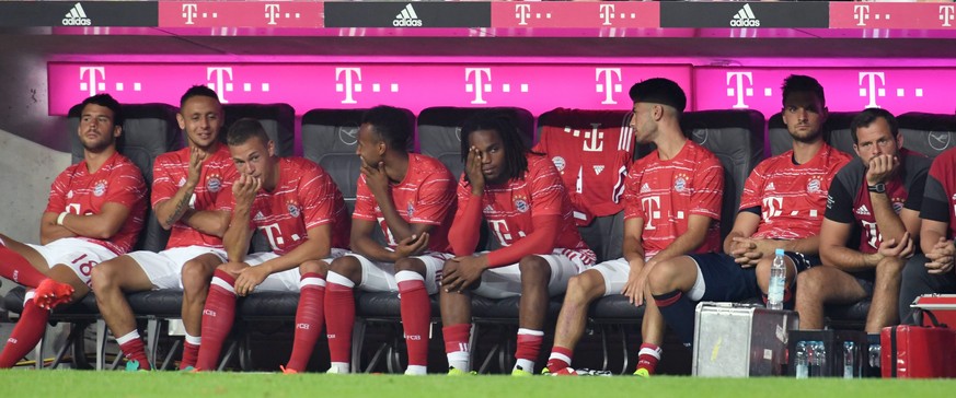 epa05511361 Renato Sanches (C) of Bayern Munich on the bench during the German Bundesliga season opener match Bayern Munich vs Werder Bremen in Munich, Germany, 26 August 2016.

(EMBARGO CONDITIONS  ...