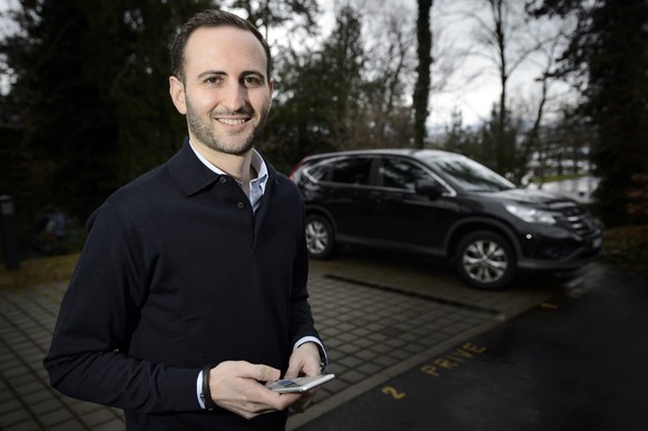 Steve Salom, General Manager d&#039; Uber en Suisse romande pose avec son telephone portable et l&#039; app Uber devant une voiture lors d&#039;une conference de presse sur l&#039;annonce de l&#039;ar ...