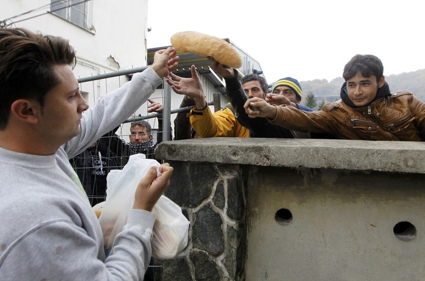 Flüchtlinge decken sich mit Brot ein, bevor sie nach Spielfeld gelangen.&nbsp;