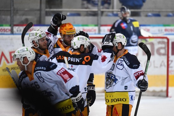 Zug&#039;s players Johann Morant, Viktor Stalberg, Garrett Roe and Dominic Lammer, from left, celebrate the 0-1 goal during the preliminary round game of National League Swiss Championship 2017/18 bet ...