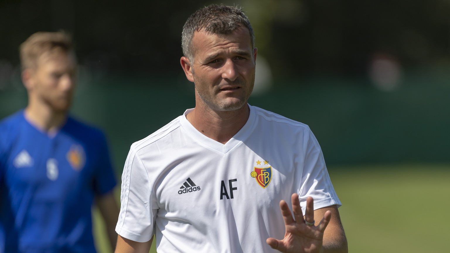 ARCHIVBILD ZUR KEYSTONE-SDA-PREMIUMSTORY UEBER ALEX FREI --- Basel&#039;s temporary head coach Alex Frei during a training session in the St. Jakob-Park training area the day before the UEFA Champions ...