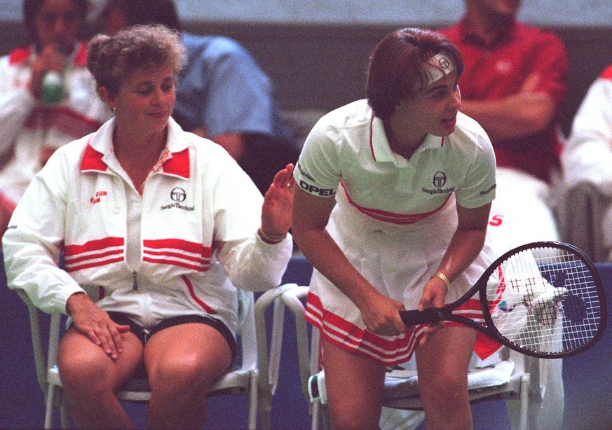 Als Trainerin der Schweizerischen Fed-Cup-Mannschaft beobachtet Melanie Molitor (links) das Spiel ihrer Tochter Martina Hingis waehrend dem Match Schweiz - Argentinien am Samstag, 12. Juli 1997. Hingi ...