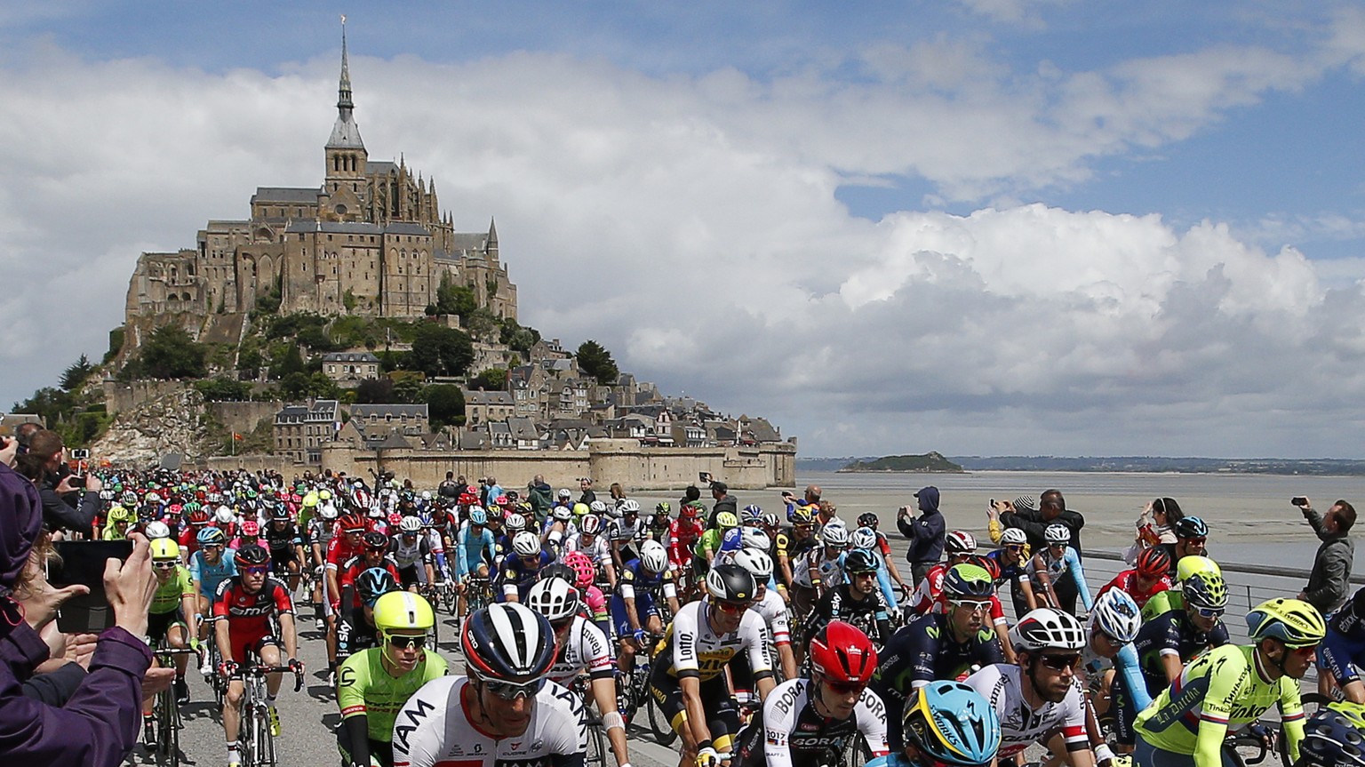 Die ersten Meter von mehr als 3000 Kilometern bis Paris: Das Feld verlässt den Startort Mont-Saint-Michel.