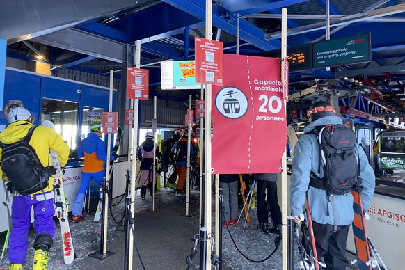 epa08941440 Skiers and snowboarders line up in a queue at a ski lift during the coronavirus disease (COVID-19) outbreak, in the Alpine resort of Verbier, Switzerland, 16 January 2021. EPA/SANDRA HILDE ...