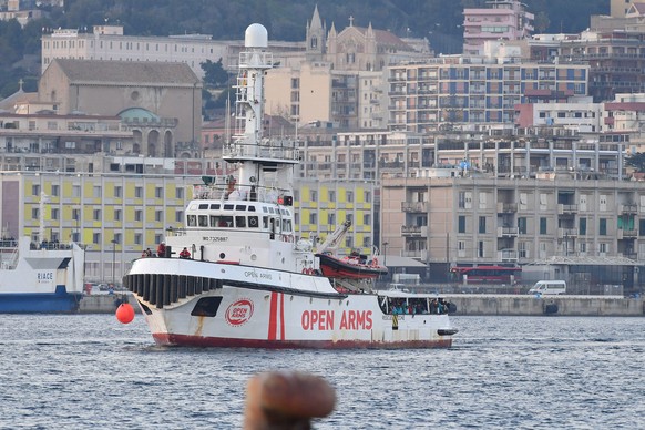 epa08130961 The ship of the Spanish NGO Open Arms enters the port of Messina with 118 migrants on board, Sicily, southern Italy, 15 January 2020. EPA/CARMELO IMBESI