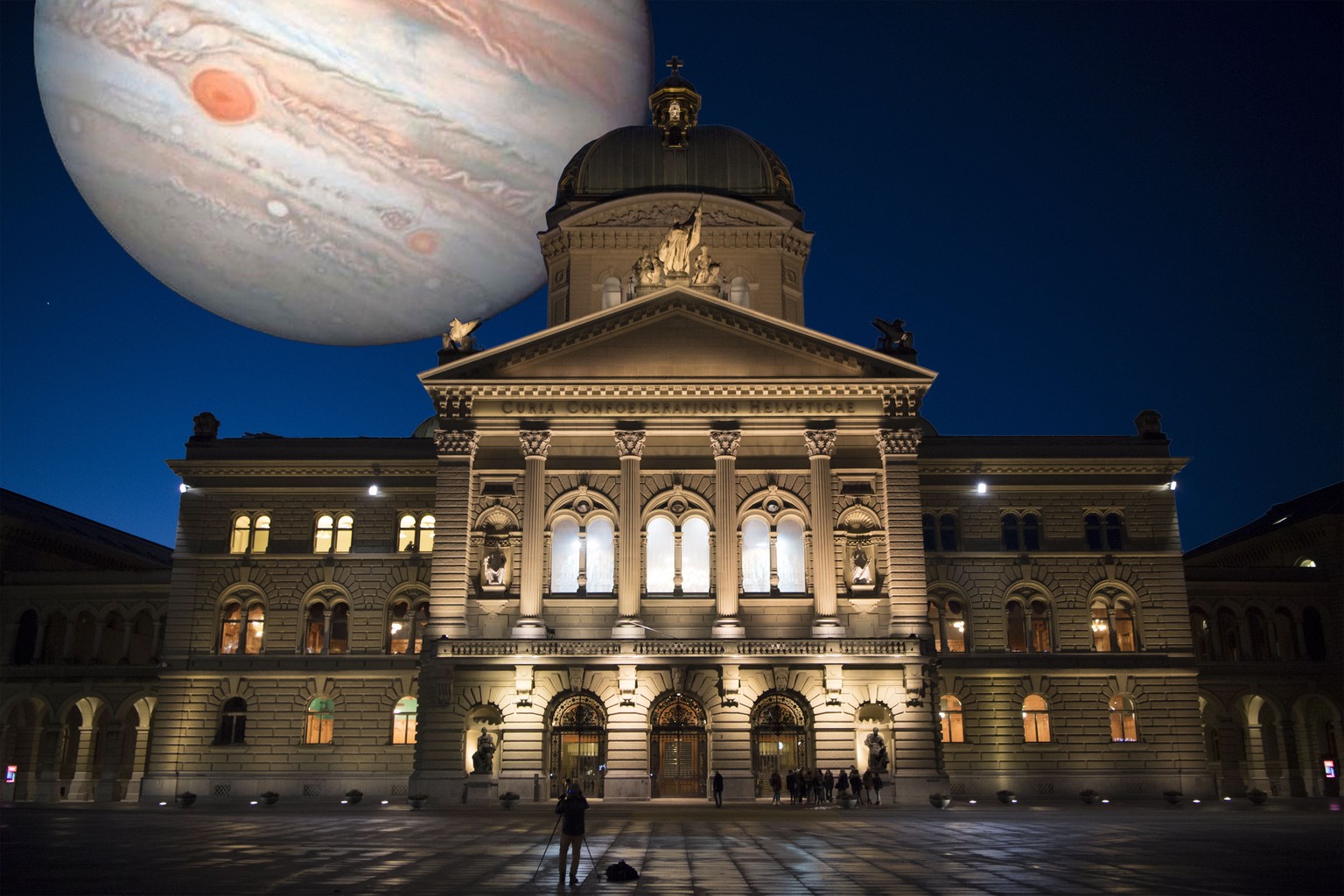 Nachthimmel über dem Bundeshaus mit verschiedenen Planeten anstelle des Mondes; Jupiter