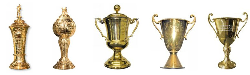 Die fünf bisherigen Meisterpokale, dem Alter nach von links nach rechts.