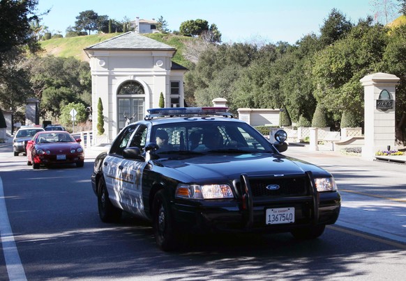 Polizisten gehen im kalifornischen Calabasas am 14. Januar 2014 einer Anzeige gegen Sänger Justin Bieber nach, doch die gefundenen Drogen gelten nicht als Beweis.