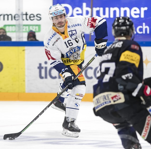 Le defenseur zougois Raphael Diaz lors du match du championnat suisse de hockey sur glace de National League entre le HC Fribourg-Gotteron et le EV Zug, ce dimanche, 10 janvier 2021, a la patinoire de ...