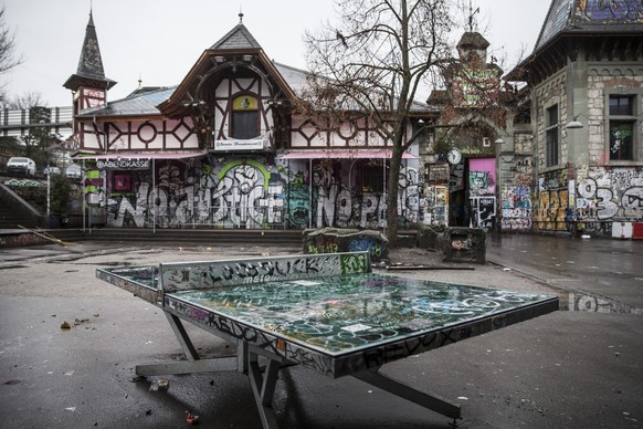 ARCHIV - Ein Tischtennistisch steht auf dem Platz vor dem Kulturzentrum Reitschule am Freitag, 20. Dezember 2013 in Bern. - Die Stadtregierung arbeitet seit laengerem an einem Massnahmenpaket, um die  ...