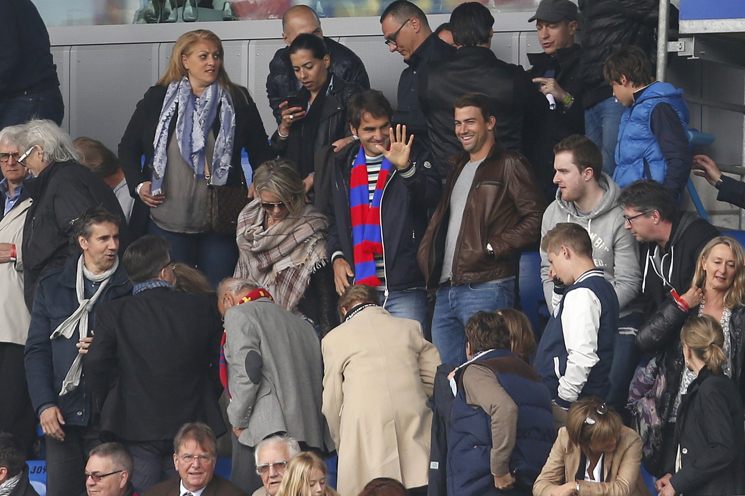 Roger Federer freut sich im Stadion über den Punkt seines FCB.