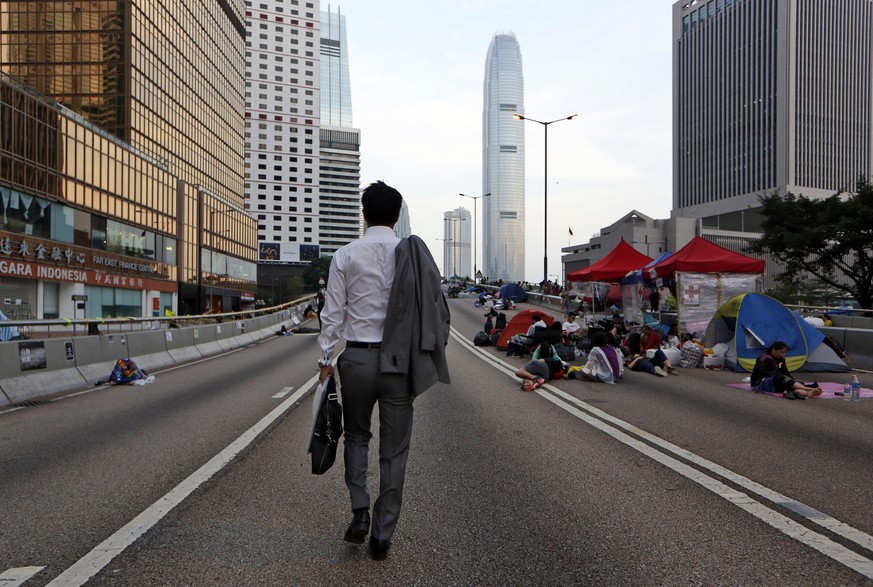 Hongkong kehrte am Montagmorgen halbwegs zur Normalität zurück.