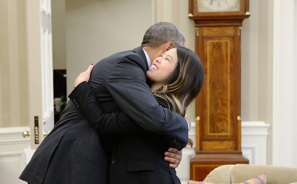 Barack Obama umarmt Nina Pham, eine Krankenschwester, die sich vom Virus erholt hat.