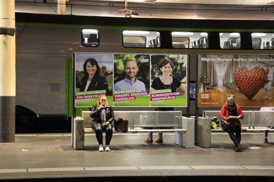 Plakate der Grünen am Berner Bahnhof.