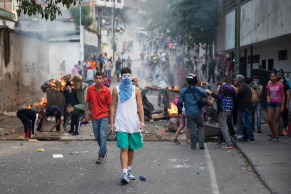 epa07315395 (FILE) - People demonstrate in the vicinity of a members of the Bolivarian National Guard command, in Caracas, Venezuela, 21 January 2019 (reissued 24 January 2019). Venezuela has fallen i ...