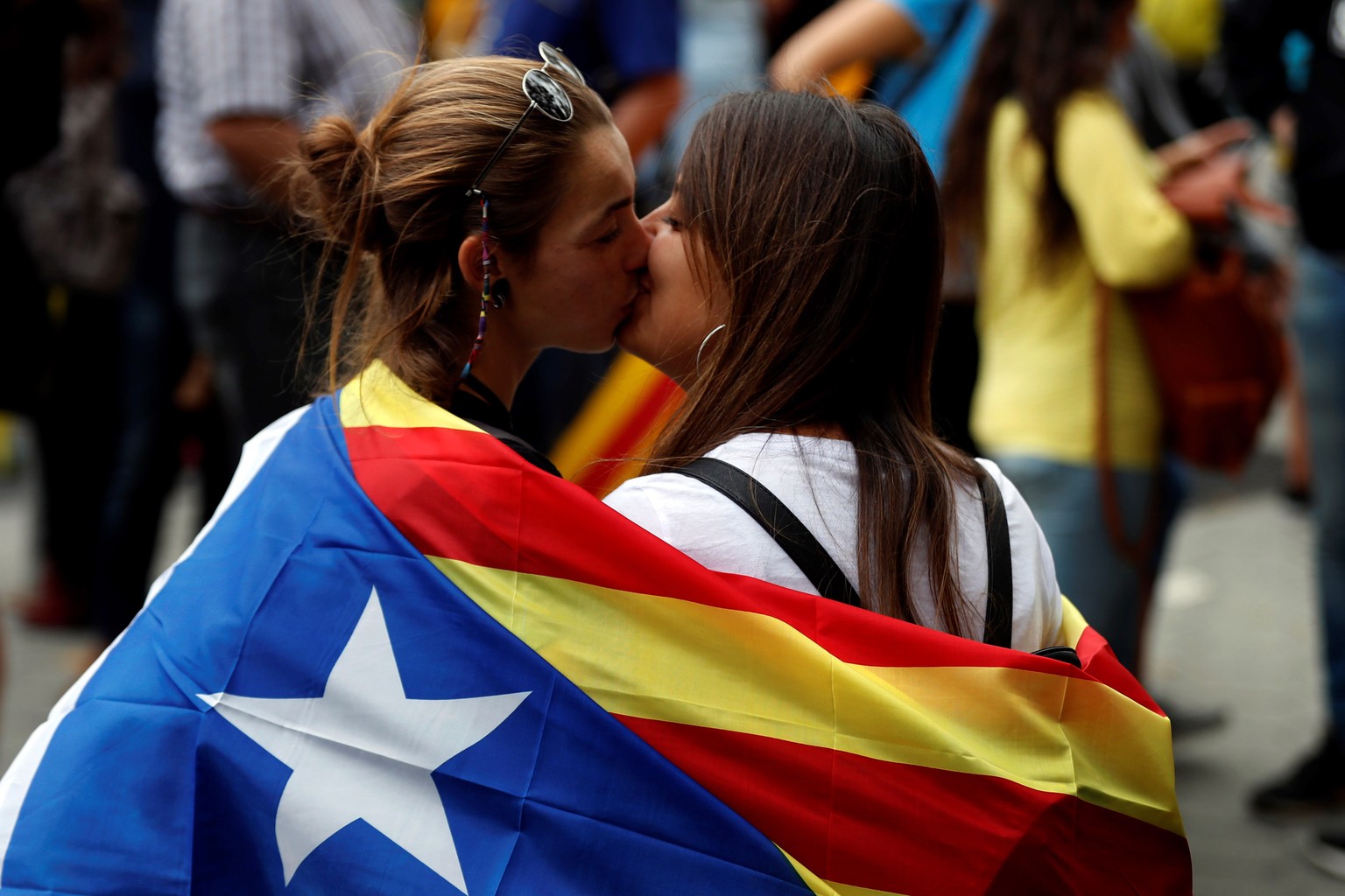 epa07930830 A couple kisses as thousands of people take part in one of the so-called &#039;Marches for Freedom&#039; in Barcelona, Spain, 18 October 2019. Catalonia region lives its fourth general str ...