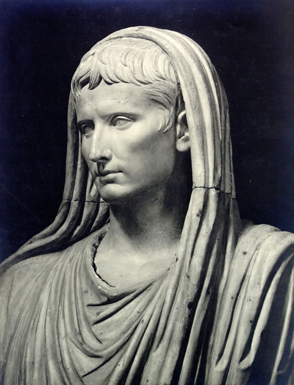 Kaiser Augustus als oberster Priester (Pontifex Maximus). Er fürchtete einen Moralzerfall, weshalb er sich vom Senat die Sittenaufsicht übertragen liess. Er verschärfte die Strafvorschriften für Ehebr ...