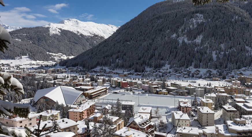 View of Davos, Switzerland, with fresh snow and sunny winter weather, pictured on February 6, 2013. (KEYSTONE/Arno Balzarini)

Ansicht von Davos mit Neuschnee und sonnigem Winterwetter, am Mittwoch, 6 ...