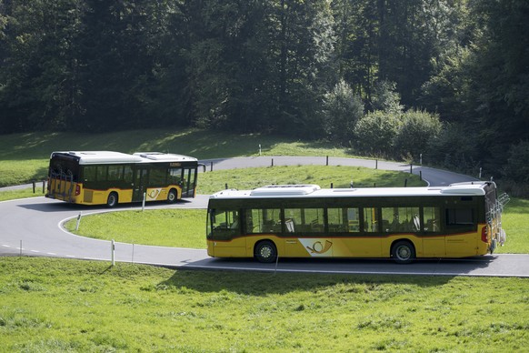Zwei Postauto sind auf der Fahrt durch das Eigenthal im Kanton Luzern am Sonntag, 16. September 2018. (KEYSTONE/Urs Flueeler)