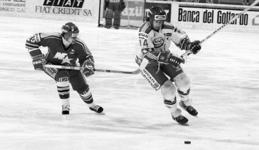 Der Ambri-Spieler Jakob &quot;Koebi&quot; Koelliker umspielt einen Sierre-Spieler in der Eishockey-Partie zwischen dem HC Ambri-Piotta und dem HC Sierre, aufgenommen am 4. Januar 1987 in Ambri. (KEYST ...
