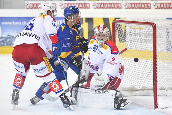 Marc Wieser von Davos, Mitte, trifft zum 3-1 gegen Torhueter Melvin Nyffeler von Kloten, beim Eishockey-Qualifikationsspiel der National League A zwischen dem HC Davos und den Kloten Flyers, am Dienst ...
