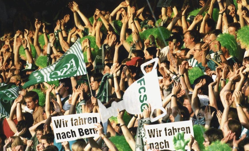 Die Fans des FC St. Gallen bejubeln am 13. Mai 1998 nach dem 2:1-Erfolg ihres Teams im Cup-Halbfinal gegen den FC Lugano auf dem Espenmoos den Einzug ihres Teams in den Cupfinal. (KEYSTONE/Regina Kueh ...