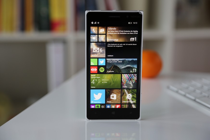Auf den ersten Blick ist das Lumia 830&nbsp;kaum von Nokias Top-Modell, dem Lumia 930, zu unterscheiden. Abstriche muss man allerdings bei der Geschwindigkeit hinnehmen. Manche Apps starten auf dem 83 ...