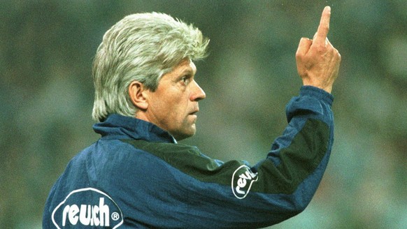 Munich coach Werner Lorant gestures to his team during Germany&#039;s first soccer league match TSV 1860 Munich vs. Bayer 04 Leverkusen at Munich&#039;s Olympic stadium Wednesday, March 12, 1997. (KEY ...