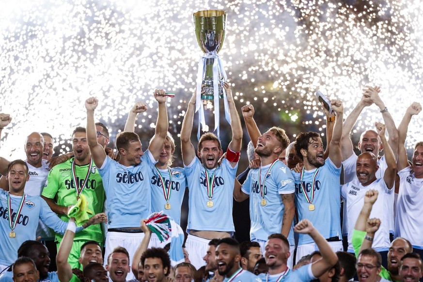 epa06143195 Lazio&#039;s players raise the Italian Supercup trophy after winning 3-2 against Juventus FC at Olimpico stadium in Rome, Italy, 13 August 2017. EPA/ANGELO CARCONI