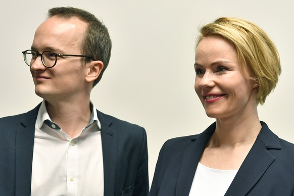 Martin Neukom, links, (Gruene) und Natalie Rickli, rechts, (SVP) nach ihrer Wahl in den Zuercher Regierungsreat in Zuerich am Sonntag, 24. Maerz 2019. (KEYSTONE/Walter Bieri)