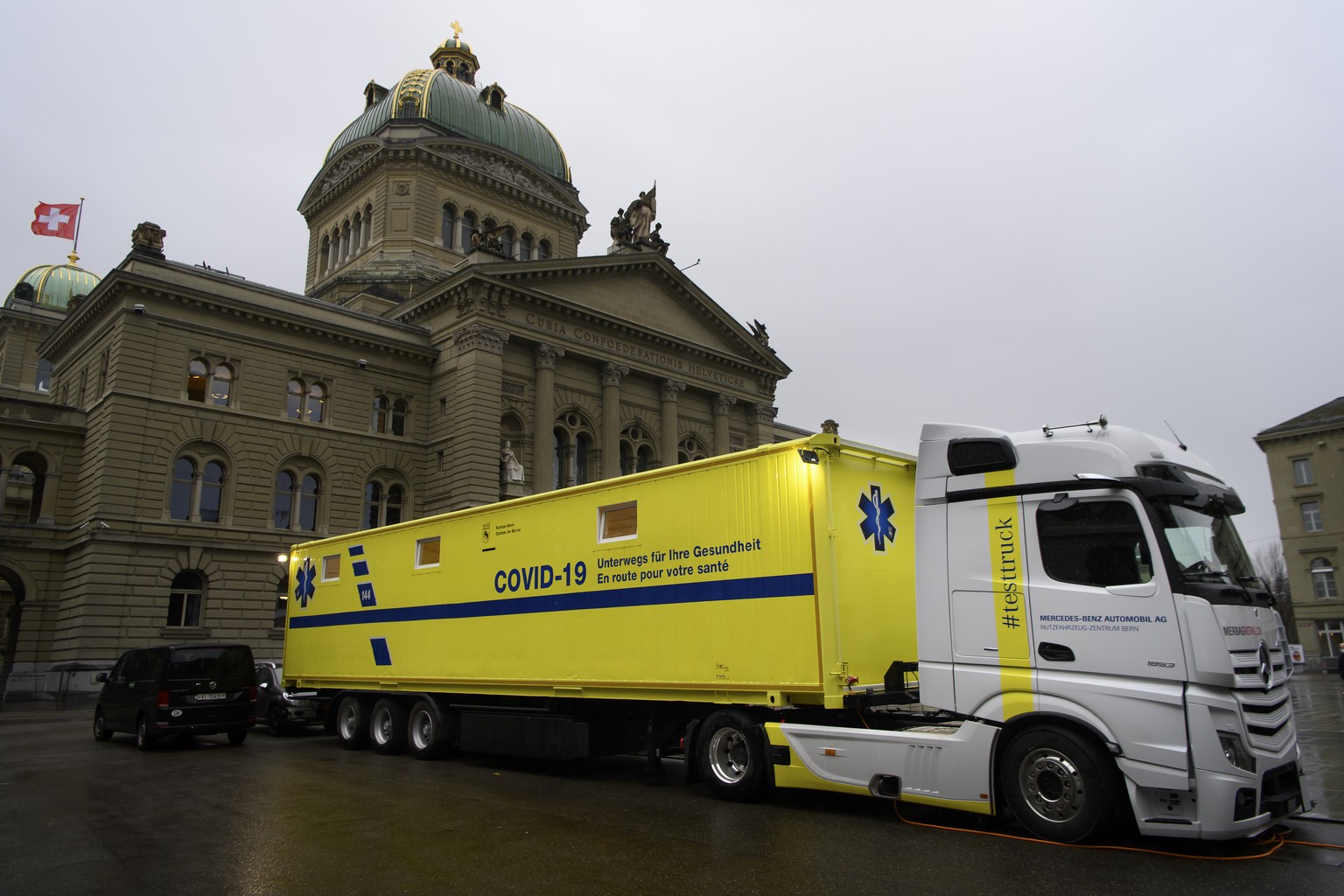 Der neue mobile COVID-19-Test-Truck, fotografiert am Mittwoch, 3. Februar 2021, vor dem Bundeshaus, auf dem Bundesplatz, in Bern. Zunaechst wird das Fahrzeug im Rahmen eines Schnelleinsatzes in das Ka ...